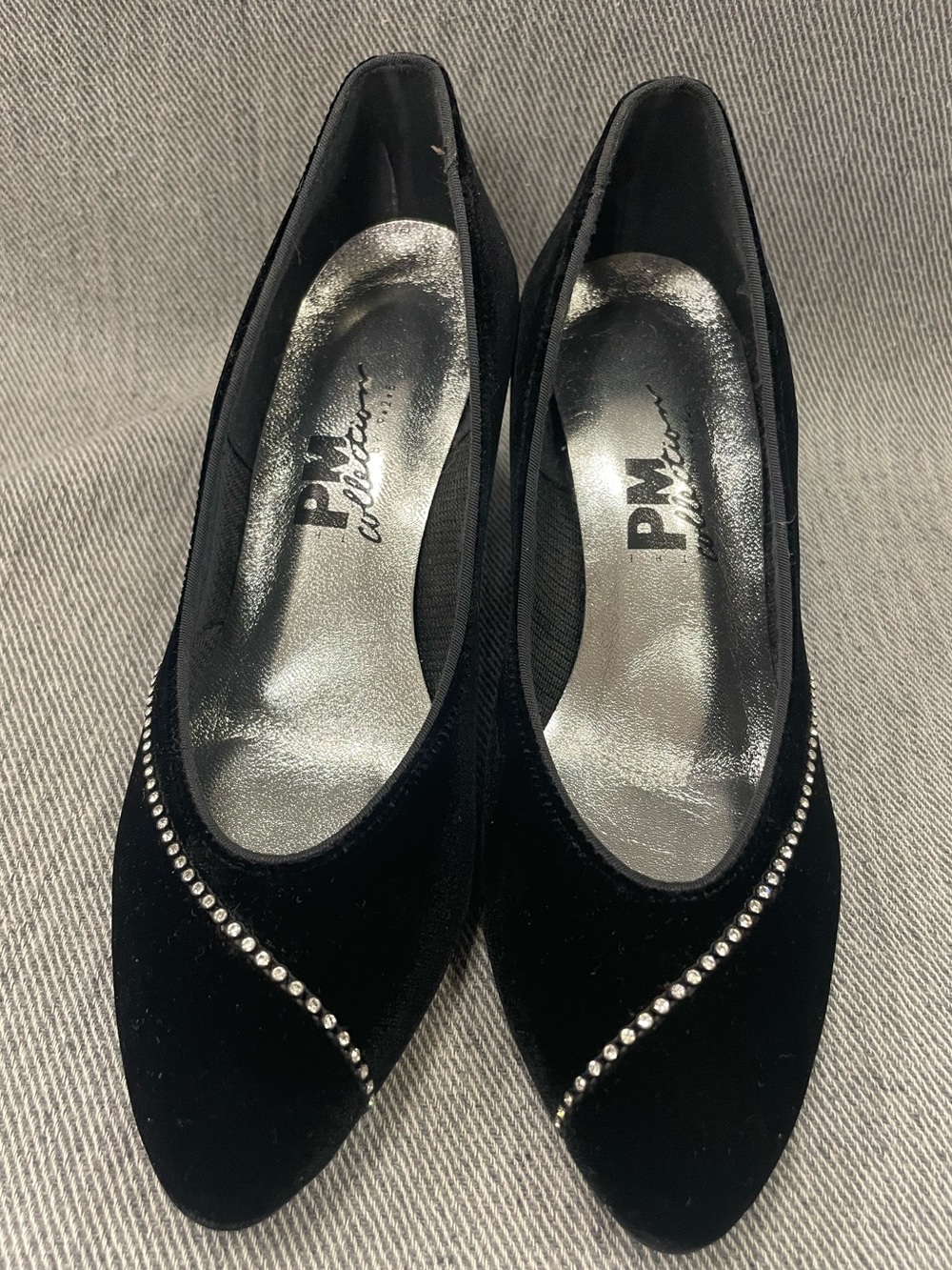 Beautiful New w/o Tags PM Collection Black Velvet Rhinestone Accent Pumps